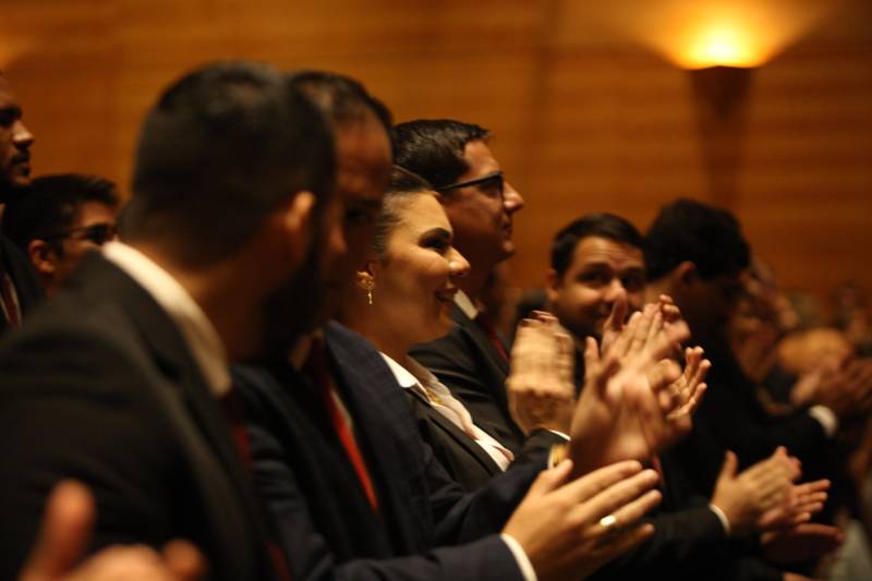 O Pará vai voltar a ter um delegado de polícia para cada município. A posse de 149 novos delegados da Polícia Civil, que aconteceu nesta segunda-feira (26) no Teatro Maria Sylvia Nunes, na Estação das Docas, vai garantir, com sobras, a cobertura completa dos 144 municípios do estado. Aprovados em concurso público, os novos delegados concluíram o curso de Formação da Polícia Civil do Pará no dia 15 deste mês. O curso foi o primeiro do Brasil a incluir sete disciplinas inéditas: Oratória, Atuação Policial frente aos Grupos Vulneráveis, Relacionamento com a Imprensa e Mídias Sociais, Abordagem Psicopatológica do Crime e da Violência, Investigação Financeira no Enfrentamento ao Crime de Lavagem de dinheiro, Noções Básicas de Enfrentamento às Fraudes Veiculares e Linguagem Brasileira de Sinais. O concurso aprovou ainda 300 investigadores, 180 escrivães e 20 papiloscopistas. Os novos policiais civis passaram por quatro meses de formação técnica e profissional na Acadepol. Com a nomeação, o próximo passo será a lotação dos novos servidores públicos nas unidades de Polícia Civil do estado, quando eles saberão em qual região do Pará trabalharão inicialmente.
FOTO: SYDNEY OLIVEIRA / AG. PARÁ
DATA: 26.02.2018
BELÉM - PARÁ <div class='credito_fotos'>Foto: Sidney Oliveira/Ag. Pará | <a href='/midias/2018/originais/282b8ed7-e62d-4def-a55e-c2bf2760aca1.jpg' download><i class='fa-solid fa-download'></i> Download</a></div>