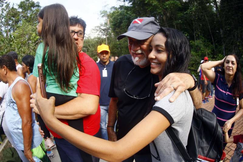 Uma reabertura feita a milhares de mãos. A fita inaugural colocada no inicio da trilha principal do Parque do Utinga foi rompida por mais de cinco mil pessoas ansiosas pelo inicio da caminhada, marcando o segundo dia da programação de reabertura do mais novo espaço paraense de lazer e interatividade com a natureza. Misturado aos populares, o governador Simão Jatene andou os quatro quilômetros que separam a entrada do parque ao seu ponto final, o Recanto da Volta.
FOTO: THIAGO GOMES / AG. PARÁ
DATA: 17.03.2018
BELÉM - PARÁ <div class='credito_fotos'>Foto: Thiago Gomes /Ag. Pará | <a href='/midias/2018/originais/28379c66-8f09-4fa3-a2cc-b3958beef78d.jpg' download><i class='fa-solid fa-download'></i> Download</a></div>