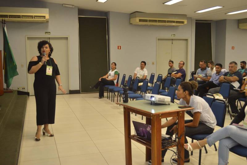 Fomentar o pleno exercício da gestão ambiental em municípios paraenses, sobretudo a qualificação de secretários, técnicos e gestores, é uma meta da Secretaria de Estado de Meio Ambiente e Sustentabilidade (Semas), com apoio do Programa Municípios Verdes (PMV) e recursos financeiros do Fundo Amazônia/Banco Nacional de Desenvolvimento Econômico e Social (BNDES). Para alcançar a meta, a Secretaria promove o quinto evento de qualificação de 2018 (foto), visando atender cerca de 50 profissionais dos 16 municípios do Arquipélago do Marajó. A programação, iniciada nesta segunda-feira (18), prossegue até o próximo dia 21 (quinta-feira), no Hotel Beira Rio, em Belém.
FOTO: ASCOM / SEMAS
DATA: 18.06.2018
BELÉM - PARÁ <div class='credito_fotos'>Foto: ASCOM SEMAS | <a href='/midias/2018/originais/283d8030-bcf6-48cc-812f-ddf45bbdec28.jpg' download><i class='fa-solid fa-download'></i> Download</a></div>