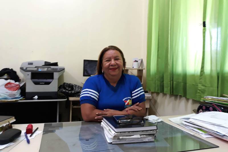 Dezenove anos e um sonho realizado: cursar medicina. Dentre as opções estavam as Universidades Federais do Pará (UFPA), do Amazonas (UFAM), do Rio de Janeiro e o Centro Universitário do Estado do Pará (Cesupa). No entanto, foi na Universidade do Estado do Pará (Uepa) que o jovem Ian Lucas Oliveira, recordista de aprovações em medicina, optou por concretizar seus planos e iniciar sua trajetória em salvar vidas. O resultado final apresentado pelo estudante não foi surpresa para a direção da Escola Onésima Pereira de Barros, onde Ian cursou o terceiro ano do ensino médio. A diretora Hérica Cordeiro (foto) explica que o educandário tem apresentado índices satisfatórios em relação a aprovação de alunos às universidades.
FOTO: SAMUEL ALVARENGA / SECOM
DATA: 23.02.2018
SANTARÉM - PARÁ <div class='credito_fotos'>Foto: Samuel Alvarenga / Secom | <a href='/midias/2018/originais/2841c034-5be8-4002-929f-2967a4ea0d76.jpg' download><i class='fa-solid fa-download'></i> Download</a></div>