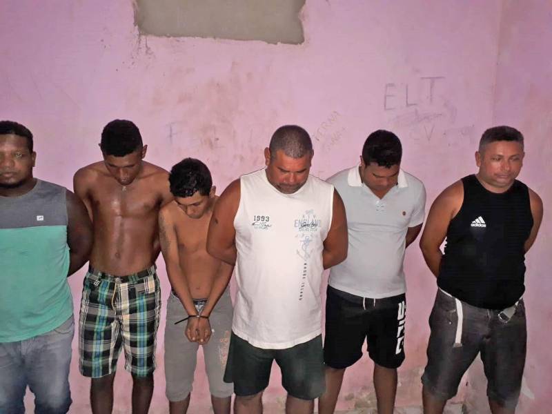 A Polícia Civil prendeu, em flagrante, seis acusados (foto) de tráfico de drogas nesta sexta-feira (15), durante a Operação Boas-Vindas, realizada no município de Baião, na região do Baixo Tocantins, nordeste do Pará. Com os presos foram apreendidos mais de 40 porções de drogas (entre óxi de cocaína e maconha), três armas de fogo, 12 munições, pólvora e dinheiro. A operação mobilizou 47 policiais civis, vinculados à Superintendência Regional do Baixo Tocantins, desde o início da manhã, cumprindo mandados de busca e apreensão em residências na sede municipal. Denominada "Boas-Vindas", para homenagear os novos agentes que ingressaram na Polícia Civil este ano, a operação foi planejada com apoio da Diretoria de Polícia do Interior (DPI), para combater os pontos de tráfico de entorpecentes na região. Com base nos levantamentos feitos na cidade, sobre locais onde há venda de drogas, a Polícia Civil requisitou à Justiça os mandados de busca e apreensão nos endereços suspeitos. Dez mandados foram expedidos pela Justiça de Baião.
FOTO: ASCOM / POLÍCIA CIVIL
DATA: 15.06.2018
BELÉM - PARÁ <div class='credito_fotos'>Foto: Ascom / Polícia Civil | <a href='/midias/2018/originais/284b7c70-cb4c-4621-b142-40860f178bb7.jpg' download><i class='fa-solid fa-download'></i> Download</a></div>