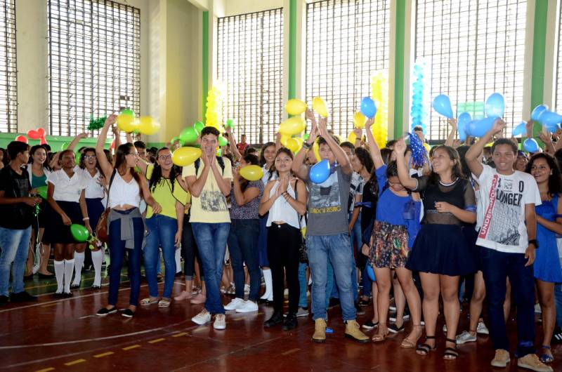 Uma das escolas mais antigas do país, fundada no dia 13 de abril de 1871, o Instituto de Educação Estadual do Pará (IEEP) completou 147 anos, nesta sexta-feira (13), com uma programação cultural, incluindo palestras, música, gincana solidária e apresentação da Banda da Marinha do Brasil. Durante a cerimônia de abertura da celebração, que contou com a presença de alunos e professores, o Governo do Estado, por meio da Secretaria de Estado de Educação (Seduc), anunciou um projeto de revitalização para a escola. Cerca de mil alunos do ensino médio regular e tecnológico estão matriculados atualmente no IEEP. Entre eles, a estudante Mel Gabriele de Araújo, aluna do 2º do Ensino Médio, veio do município Brasil Novo, no sudoeste do estado, para estudar para o Exame Nacional do Ensino Médio (Enem).

FOTO: RAI PONTES / ASCOM SEDUC
DATA: 13.04.2018
BELÉM - PARÁ <div class='credito_fotos'>Foto: Rai Pontes/Ascom Seduc   |   <a href='/midias/2018/originais/284cc16b-6bbd-4d48-bf76-5c159e2ad44e.jpg' download><i class='fa-solid fa-download'></i> Download</a></div>