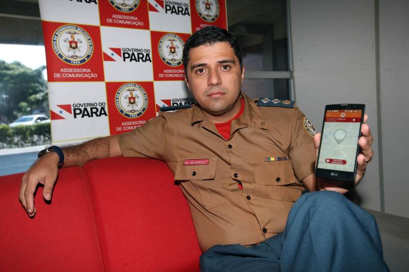 O Corpo de Bombeiros Militar do Pará (CBMP) disponibilizará, nos próximos meses, um aplicativo que aciona automaticamente o serviço de emergência em caso de acidentes. Por meio do ‘192 Smart’, gratuito para todos os usuários, qualquer pessoa pode fazer um chamado ao serviço de urgência de maneira rápida e inteligente. O app usa a exclusiva tecnologia SOSmart, que detecta colisões de forma automática e realiza o chamado para o 192 mesmo que a vítima esteja inconsciente após um acidente, ou impossibilitado de fazer o chamado. Para disponibilizar o aplicativo, o Corpo de Bombeiros Militar do Pará assinou um Termo de Cooperação na última sexta-feira (26). O Pará é a primeira corporação do Corpo de Bombeiros no Brasil a usar a ferramenta. Até o momento, o aplicativo é utilizado pela prefeitura de Limeira, em São Paulo, mas segundo o subdiretor de Telemática do CBMP, major Marcos Queiroz (foto), mais de 400 prefeituras em todo o Brasil já estão cadastradas para a utilização do “192 Smart”.
FOTO: CARLOS SODRÉ / AG. PARÁ
DATA: 26.02.2018
BELÉM - PARÁ <div class='credito_fotos'>Foto: CARLOS SODRÉ / AG. PARÁ | <a href='/midias/2018/originais/284f21f7-f6c9-4de2-923f-bc41f166206f.jpg' download><i class='fa-solid fa-download'></i> Download</a></div>