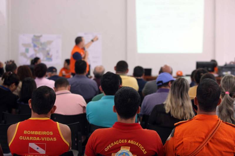 O Governador do Pará, Simão Jatene, esteve durante esta sexta-feira (13) no município de Paragominas. Além de visitar as áreas afetadas pela enxurrada que ocorreu na madrugada da quinta-feira (12), ele conversou com moradores atingidos, reuniu com autoridades municipais, secretários de estado, com o Corpo de Bombeiros e a Defesa Civil para traçar as metas e ações a serem cumpridas para restabelecer a normalidade na cidade. A forte enxurrada, que durou toda a madrugada, alagou cerca de 40% da cidade e atingiu 350 famílias. Até o momento, 13 locais foram adequados para funcionar como abrigo, entre escolas, associações, ginásios, entre outros, para receber desabrigados e desalojados.

FOTO: SIDNEY OLIVEIRA / AG. PARÁ
DATA: 13.04.2018
PARAGOMINAS - PARÁ <div class='credito_fotos'>Foto: Sidney Oliveira/Ag. Pará   |   <a href='/midias/2018/originais/284f2db5-d058-4f22-be83-536129ced3ca.jpg' download><i class='fa-solid fa-download'></i> Download</a></div>