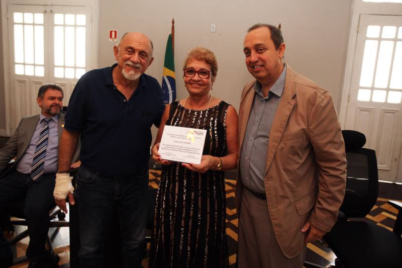 Quase R$ 2 milhões em equipamentos para o combate a malária no Pará foram distribuídos, nesta quarta-feira (7), em cerimônia no Palácio do Governo, em Belém. No total 38 microscópios, 21 motocicletas e 9 caminhonetes foram entregues, pelo governador Simão Jatene, a representantes de 11 municípios beneficiados, de diferentes regiões do Pará. Na ocasião, o governo também homenageou servidores estaduais que atuam há mais de 30 anos no combate a endemias e dedicaram anos de profissionalismo, compromisso e responsabilidade com o trabalho na Vigilância em Saúde Pública do Estado do Pará.
FOTO: ANTÔNIO SILVA / AG. PARÁ
DATA: 07.03.2018
BELÉM - PARÁ
<div class='credito_fotos'>Foto: Antônio Silva/Ag. Pará | <a href='/midias/2018/originais/284f38ed-88f6-45cb-bc87-bab5477747fc.jpg' download><i class='fa-solid fa-download'></i> Download</a></div>