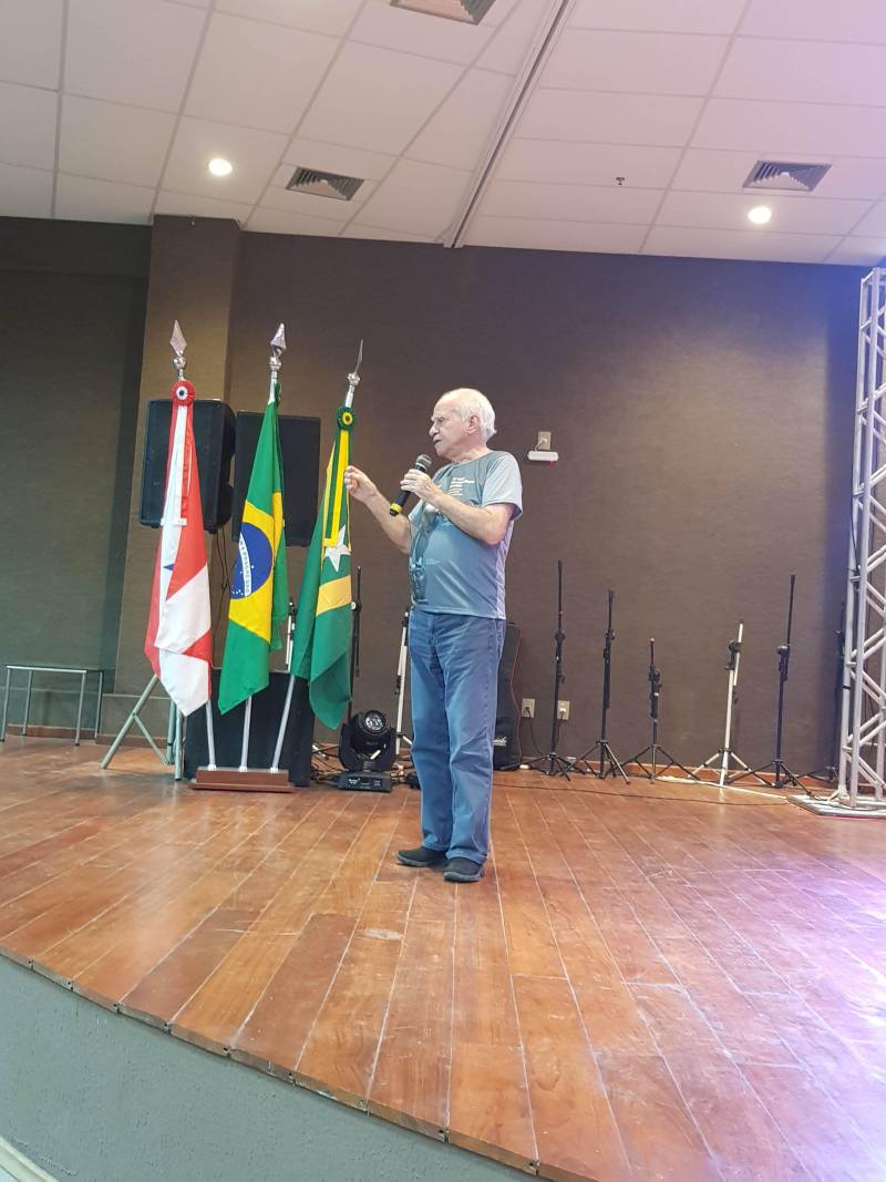 Durante a programação do I Salão de Livro do Sul e Sudeste do Pará, que acontece até este domingo, 6, no Centro de Convenções de Marabá, foram realizados cinco encontros literários, entre segunda e sexta-feira, mediados pelo escritor paraense Daniel Leite. Onze escritores da região e de outros estados participaram dos debates. O último encontro foi com o paulista Ignácio de Loyola Brandão (falando), que já tem mais de 40 livros publicados. De maneira muito bem humorada, contagiando a todos no Auditório João Brasil, o também jornalista, falou inicialmente de como, ainda na infância, teve contato com a literatura. Ignácio relata que começou a escrever porque era feio e precisava de algo para atrair os olhares. No encontro, Ignácio disse que um dos seus livros preferidos é “Os olhos cegos dos cavalos loucos”. Falar desse livro emociona o autor porque, além de gostar muito, ele levou 70 anos para escrevê-lo.
FOTO: KÉLIA SANTOS / CRGSP
DATA: 05.05.2018
MARABÁ - PARÁ <div class='credito_fotos'>Foto: KÉLIA SANTOS / ASCOM CRGSP | <a href='/midias/2018/originais/284f5232-7f27-425c-b43e-95c2a5f90c56.jpg' download><i class='fa-solid fa-download'></i> Download</a></div>