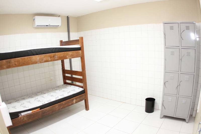 Sempre que algum caso ligado à segurança envolvendo crianças ou adolescentes acontecia em Ananindeua, Marituba ou municípios vizinhos, os agentes eram obrigados a se deslocar ate Belém. Os municípios da Região Metropolitana não dispunham de uma unidade da Data, Divisão de Atendimento ao Adolescente. E nesta quarta-feira, 30, esse problema acabou. O Governo do Pará inaugurou as novas instalações da 2ª Data do Pará, na Rodovia Mario Covas, em Ananindeua. Vinculada à Diretoria de Atendimento a Grupos Vulneráveis, a unidade terá circunscrição em Ananindeua, Marituba, Benevides e Santa Bárbara do Pará. 

FOTO: CRISTINO MARTINS / AG. PARÁ
DATA: 30.05.2018
 <div class='credito_fotos'>Foto: Cristino Martins/Ag. Pará   |   <a href='/midias/2018/originais/284fef4b-54d9-45bc-a75b-ee431e8b787d.jpg' download><i class='fa-solid fa-download'></i> Download</a></div>