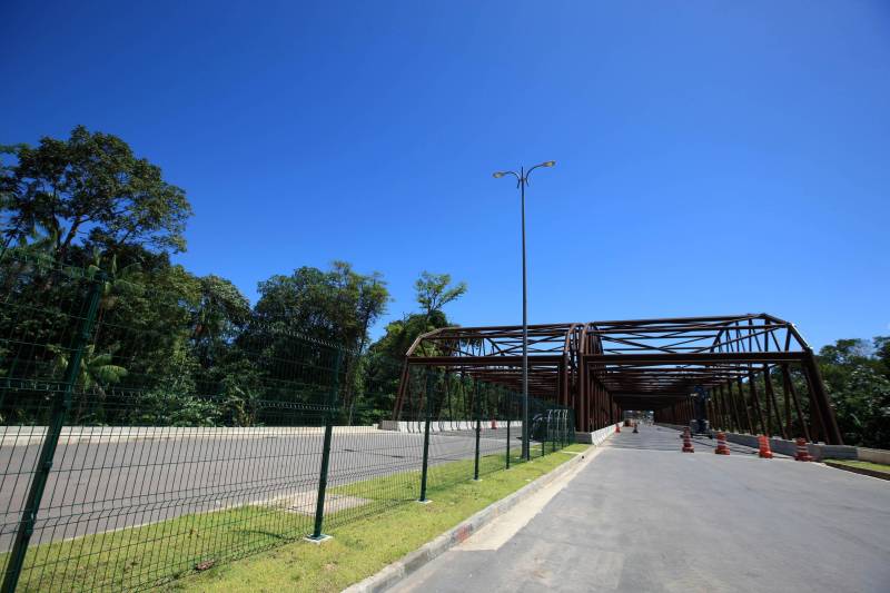 Com a chegada do verão, as obras de prolongamento da Avenida João Paulo II (foto) entram em ritmo acelerado. A partir do final desta semana, o número de operários envolvidos na obra, que hoje chega a 350, vai passar a ser de 600, o que garantirá maior celeridade na conclusão das obras, previstas para até o final de julho. “Faltam menos de 10% para que a gente conclua toda a obra. São detalhes de pavimentação nas vias de acesso, calçada, gradil, iluminação, o que a gente chama de acabamento. E nesse acabamento, incluímos também as passarelas, que são montadas fora e, a partir daí, são levadas para o canteiro de obra e colocadas em seus devidos lugares. As passarelas são importantes para segurança dos pedestres que vão precisar atravessar a João Paulo. Da mesma forma, a sinalização horizontal e vertical são fundamentais para circulação dos pedestres, motoristas, motociclistas e ciclistas por toda a avenida. A expectativa é que possamos entregar o mais breve possível o prolongamento da Avenida João Paulo II à população, de forma a garantir melhoria da qualidade de vida, saúde, lazer, mobilidade e mais segurança para quem mora nessa área”, informa o diretor geral do Núcleo de Gerenciamento de Transportes Metropolitano (NGTM), César Meira.

FOTO: MÁCIO FERREIRA / AG. PARÁ
DATA: 12.06.2018
BELÉM - PARÁ <div class='credito_fotos'>Foto: MÁCIO FERREIRA/ AG. PARÁ   |   <a href='/midias/2018/originais/285016bc-6097-441b-a412-2445f9b1748b.jpg' download><i class='fa-solid fa-download'></i> Download</a></div>