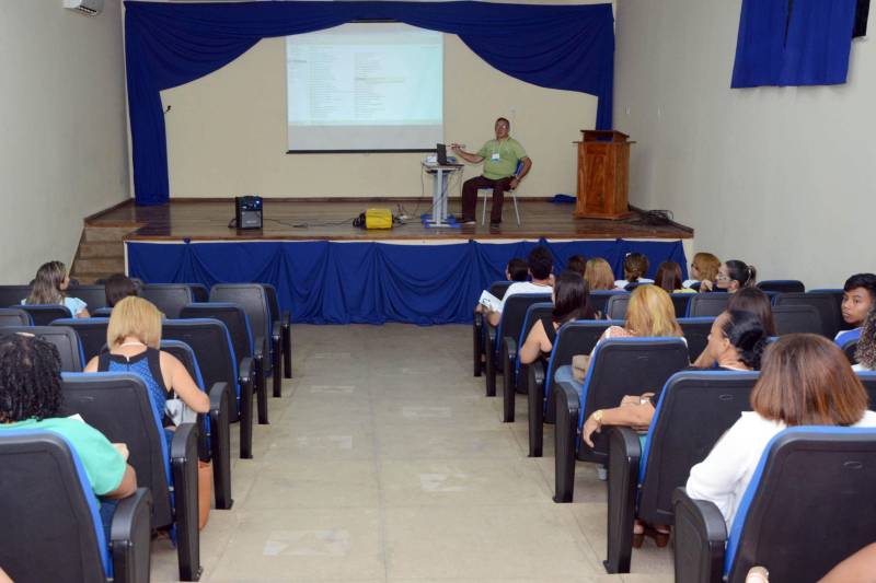 Com a temática “Revendo Práticas: Integrando Saberes” iniciou nesta terça-feira (27), a Jornada Pedagógica da Unidade Seduc na Escola (USE 11), no distrito de Icoaraci, em Belém. O evento reúne gestores de escolas e educadores para discutirem como é possível, por meio do Projeto Político Pedagógico (PPP), as escolas avançarem em suas atividades pedagógicas com foco na aprendizagem dos alunos. A jornada prosseguirá até quarta-feira (28). Os participantes das escolas de Icoaraci e das Ilhas de Belém tiveram uma programação com foco na atualização do Projeto Político Pedagógico (PPP) à luz da Base Nacional Comum Curricular (BNCC). Para o gestor da USE 11, Welber Amorim, “o PPP é a alma da escola, porque nele estão todos os projetos e programas da unidade escolar”. O objetivo da Jornada, de acordo com Amorim, é integrar as escolas, verificar o que elas estão desenvolvendo em atividades e, a partir daí, promover a troca de experiências exitosas entre os gestores de escolas.
FOTO: ELISEU DIAS / ASCOM SEDUC
DATA: 27.02.2018
BELÉM - PARÁ
<div class='credito_fotos'>Foto: Eliseu Dias / Ascom Seduc | <a href='/midias/2018/originais/2851fcbd-4a79-4f53-81fe-4754400b29bc.jpg' download><i class='fa-solid fa-download'></i> Download</a></div>