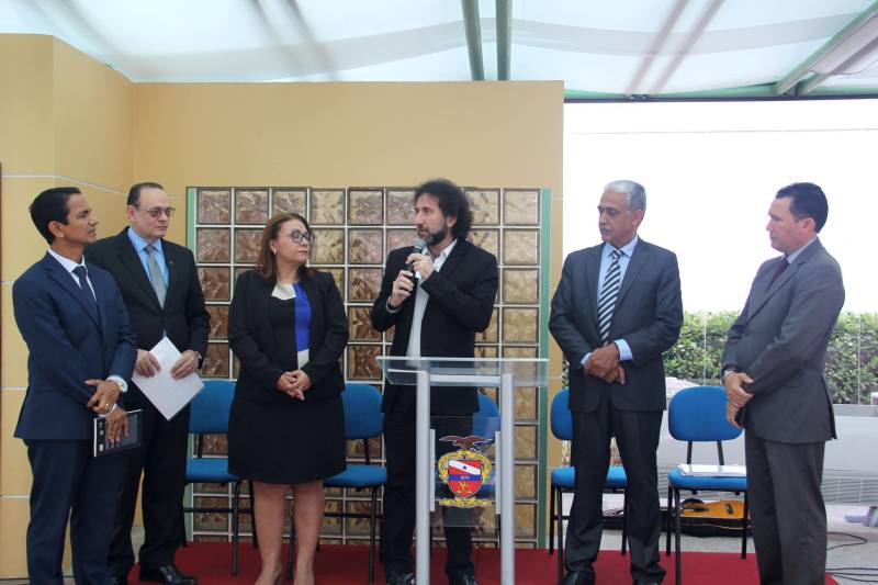 A parceria entre instituições governamentais e não governamentais foi celebrada e renovada, por mais um ano, nesta sexta-feira (13), na sede do Tribunal de Justiça do Estado (TJ/PA), em Belém. Com isso, adolescentes e jovens egressos do sistema socioeducativo do Pará vão continuar a ser atendidos pelo projeto “Reescrevendo Nossa História”. A iniciativa garante a reinserção de adolescentes egressos à sociedade, assegurando cidadania para aqueles em situação de vulnerabilidade social. Baseada no Termo de Concretização de Direitos Humanos, celebrado entre o Ministério Público do Trabalho e a Companhia Docas do Pará (CDP), por meio dessa iniciativa, as multas são revertidas em prol da reinserção de adolescentes egressos à sociedade, assegurando cidadania para adolescentes e jovens em situação de vulnerabilidade social. O projeto conta com oficinas e cursos para os egressos da Fundação de Atendimento Socioeducativo do Pará (Fasepa), do governo estadual e Fundação Papa João XXIII (Funpapa), da Prefeitura de Belém, para inseri-los no mercado de trabalho. Na foto, o presidente da Fasepa, Simão Bastos (c).

FOTO: TIAGO FURTADO / ASCOM FASEPA
DATA: 13.04.2018
BELÉM - PARÁ <div class='credito_fotos'>Foto: TIAGO FURTADO / ASCOM FASEPA   |   <a href='/midias/2018/originais/28557973-a7c0-40ac-a689-0f02b25e68ee.jpg' download><i class='fa-solid fa-download'></i> Download</a></div>