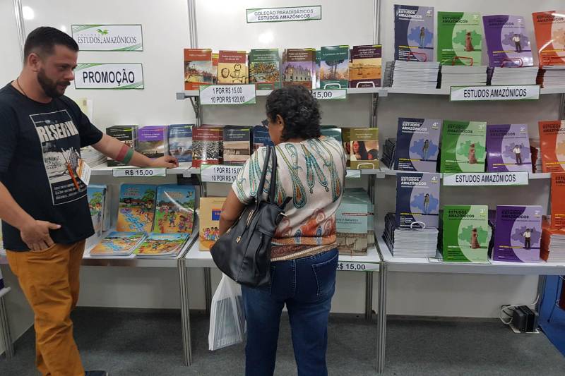 Dos 32 estandes montados no Salão do Livro de Carajás, que está sendo realizado em Marabá, quatro são exclusivos de publicações de autores do Estado. O Salão do Livro também apresenta o estande da editora “Estudos Amazônicos” (foto), com publicações de pesquisadores majoritariamente paraenses. O representante comercial Vinicius Palmieri, explica que há materiais didáticos e paradidáticos sobre o Pará.
FOTO: ASCOM CRGSP
DATA: 02.05.2018
MARABÁ - PARÁ <div class='credito_fotos'>Foto: ASCOM CRGSP | <a href='/midias/2018/originais/28559eac-c54f-4276-9835-085f69fbacb0.jpg' download><i class='fa-solid fa-download'></i> Download</a></div>
