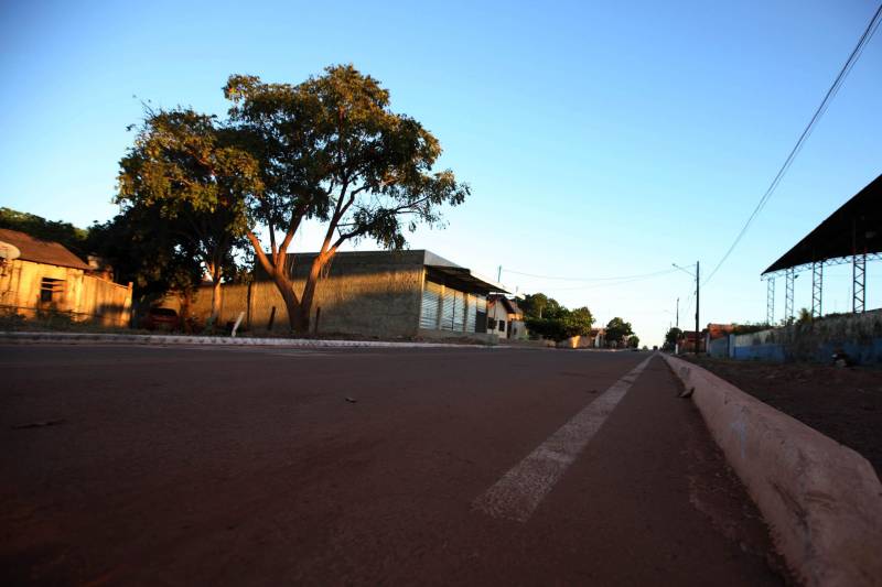 O governador Simão Jatene desembarca nesta segunda-feira (25) no município de Floresta do Araguaia (foto), para entrega de pavimentação asfáltica na rua XV de Novembro. Na sequência, fará pronunciamento na Câmara de Vereadores. A programação terá continuidade, à tarde, no Distrito de Serra Pelada, em Curionópolis, onde será inaugurada a Escola Estadual de Ensino Médio Joaquina Diamantina.
FOTO: ANTONIO SILVA / AG. PARÁ
DATA: 25.06.2018
FLORESTA DO ARAGUAIA - PARÁ <div class='credito_fotos'>Foto: Antônio Silva/Ag. Pará | <a href='/midias/2018/originais/2855dbc6-de6f-462a-91fb-0932e204e12d.jpg' download><i class='fa-solid fa-download'></i> Download</a></div>