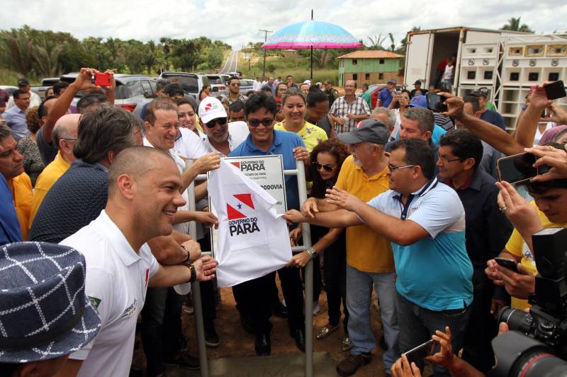 "Agora a população terá um lugar mais organizado, com mais higiene para comprar seu pescado e a sua carne. E pra gente que possui restaurante é melhor ainda, pois além da facilidade de adquirir os alimentos, o mercado também atrai clientes", comemorou Jaqueline Cardoso, 20 anos, que possui um ponto de venda de comidas em frente ao Mercado Municipal José Noronha Monteiro, no distrito de Boa Vista, em Quatipuru, no nordeste paraense. O espaço foi entregue oficialmente à população nesta segunda-feira (19), assim como as obras de pavimentação asfáltica da PA-446 e de cinco pontes em concreto ao longo da rodovia. A cerimônia contou com a presença do governador Simão Jatene, parlamentares, prefeitos da região entre outras autoridades locais. "Essas são importantes obras que vão beneficiar não só a população de Quatipuru, mas de toda a região. E faço questão de ressaltar que em todas elas existe o dinheiro dos impostos que todos nós paraenses pagamos. Esse é o retorno que fazemos questão de dar à população. Nós gestores somos apenas instrumentos desse grande desenvolvimento, quem financia é o povo", afirmou o governador Simão Jatene.
FOTO: CRISTINO MARTINS / AG. PARÁ
DATA: 19.03.2018
QUATIPURU - PARÁ <div class='credito_fotos'>Foto: Cristino Martins/Ag. Pará | <a href='/midias/2018/originais/285a69a4-75e6-423e-a35b-991269cb175e.jpg' download><i class='fa-solid fa-download'></i> Download</a></div>