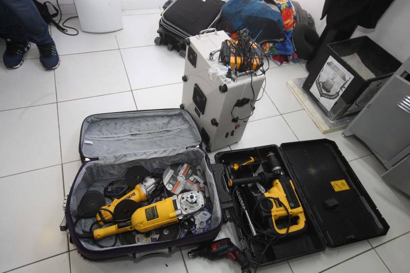 Na manhã desta quinta-feira, 3, policiais rodoviários recusaram receber a quantia de R$50 mil de um jovem que viajava pela Alça Viária. O homem portava nas bagagens, furadeiras, uma maquita e um aparelho bloqueador de alarmes e sinais, que de acordo com a Polícia Rodoviária Estadual (PRE) são objetos utilizados para arrombar agências bancárias e caixas eletrônicos. Identificado como Riquelme Eduardo da Costa, 18, o homem afirmou aos policiais que desembarcaria na BR-316 e seguiria até o município de Castanhal para entregar os objetos, mas quando percebeu que ficaria preso, ofereceu R$50 mil ao sargento João Amâncio da PRE na tentativa de continuar a viagem. Riquelme informou que em poucos minutos o dinheiro chegaria até os policiais, mas o grupo recusou o pagamento da propina e o prendeu em flagrante.
FOTO: SIDNEY OLIVEIRA / AG. PARÁ
DATA: 03.05.2018
BELÉM - PARÁ <div class='credito_fotos'>Foto: Sidney Oliveira/Ag. Pará | <a href='/midias/2018/originais/285dbbb6-35c3-482d-86a2-63b64023a09f.jpg' download><i class='fa-solid fa-download'></i> Download</a></div>