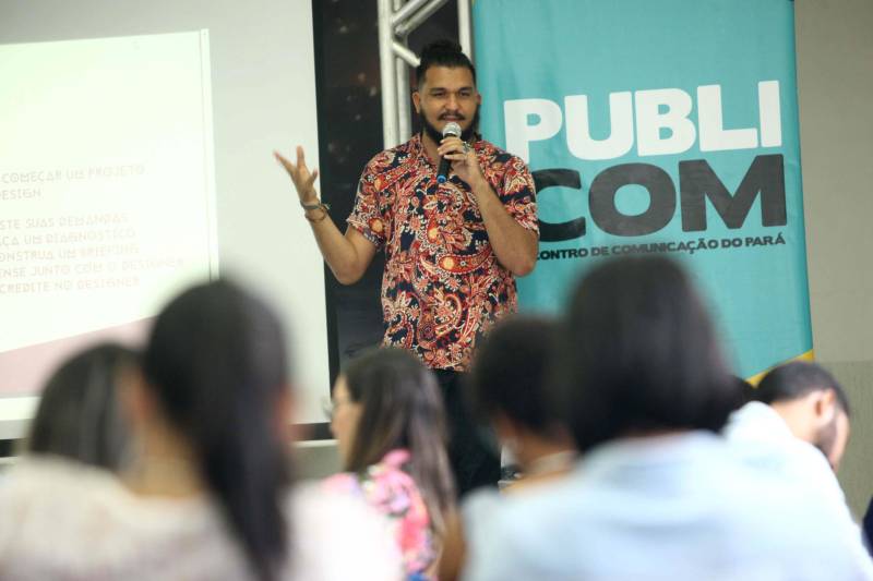 Primeiro dia do Publicom - Encontro de Comunicação do Pará, na noite desta quinta-feira, 12, na sede da Associação Comercial, Industrial e Agro Pastoril de Altamira (Aciapa), em Altamira. A programação do Publicom Altamira teve início às 14h, com a oficina “Design para não designers”, um papo descontraído e interativo entre o publicitário e designer Filipe Almeida (foto) e cerca de 80 profissionais e estudantes de diversas áreas interessados em aprender mais sobre como criar ou melhorar sua identidade visual.
FOTO: MARCELO LELIS / AG. PARÁ
DATA: 12.04.2018
ALTAMIRA - PARÁ <div class='credito_fotos'>Foto: Marcelo Lelis / Ag. Pará | <a href='/midias/2018/originais/287d6cde-a84a-4d87-a2c4-b6fa8dbe43f0.jpg' download><i class='fa-solid fa-download'></i> Download</a></div>