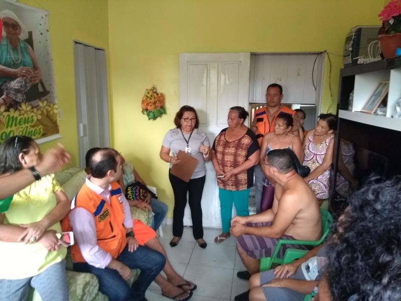 As famílias que perderam suas casas no incêndio ocorrido no final de maio no Bairro do Guamá, em Belém, receberão nos próximos dias o Cheque Moradia, programa habitacional do Governo do Pará, coordenado pela Companhia de Habitação (Cohab). O fogo destruiu 17 moradias na Vila Santa Maria Gorete, localizada na Passagem Serrão Castro, prejudicando mais de 100 pessoas e causando uma morte. A presidente da Cohab, Lene Farinha, esteve na segunda-feira (18) no local e se reuniu (foto) com representantes das famílias no prédio da Estação Cidadania do Guamá, para apresentar o projeto arquitetônico que está sendo elaborado para as novas moradias. Participaram ainda do encontro representantes da Defesa Civil Municipal, da Secretaria Municipal de Habitação de Belém e Fundação Papa João XXIII (Funpapa).
FOTO: ASCOM / COHAB
DATA: 19.06.2018
BELÉM - PARÁ <div class='credito_fotos'>Foto: ASCOM COHAB | <a href='/midias/2018/originais/288809e3-d844-4b08-bf45-777a2e654f81.jpg' download><i class='fa-solid fa-download'></i> Download</a></div>