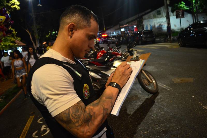 Para garantir a tranquilidade da população e estabelecer a ordem em locais de grande movimentação no distrito de Icoaraci, em Belém, foi deflagrada na noite deste domingo, 6, a Operação Hypnos, realizada pela Polícia Militar em parceria com outros órgãos de segurança pública e do sistema judiciário.
FOTO: ELIELSON MODESTO / ASCOM SEGUP
DATA: 06.05.2018
BELÉM - PARÁ <div class='credito_fotos'>Foto: Elielson Modesto / Ascom Segup | <a href='/midias/2018/originais/28938da3-25d4-4fac-91d7-602dd989e636.jpg' download><i class='fa-solid fa-download'></i> Download</a></div>