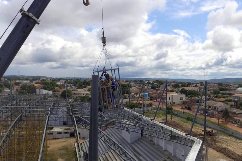 Uma vistoria técnica à obra do ginásio poliesportivo de Santarém, no oeste paraense, foi feita pelo governador Simão Jatene nesta terça-feira (4). Além do ginásio, que está em fase de conclusão e será entregue até o final deste ano, a região do Baixo Amazonas vai dispor de sete novos terminais hidroviários.

FOTO: DIVULGAÇÃO
DATA: 12.12.2018
SANTARÉM - PARÁ <div class='credito_fotos'>Foto: Divulgação   |   <a href='/midias/2018/originais/2897db8d-c627-4c35-a7d7-a2084b0a75d4.jpg' download><i class='fa-solid fa-download'></i> Download</a></div>