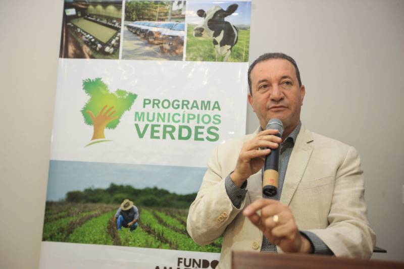 Objetivando reduzir o desmatamento em todo o Pará e aumentar a área inserida no Cadastro Ambiental Rural (CAR), o governo do Estado entregou, nesta quinta-feira (22), a gestores de 60 municípios, diversos equipamentos para dar apoio nas ações de fiscalização ambiental que são executadas pelas secretarias municipais de meio ambiente. Foram distribuídos hoje 68 caminhonetes, 99 notebooks, 21 projetores multimídias e câmeras digitais, somando um investimento de R$88 milhões. Na foto, o presidente da Assembleia Legislativa do Estado (Alepa), deputado Márcio Miranda.
FOTO: RODOLFO OLIVEIRA
DATA: 22.03.2018
BELÉM - PARÁ <div class='credito_fotos'>Foto: Rodolfo Oliveira/Ag. Pará | <a href='/midias/2018/originais/289aa807-7172-47b3-b307-15af727dce35.jpg' download><i class='fa-solid fa-download'></i> Download</a></div>