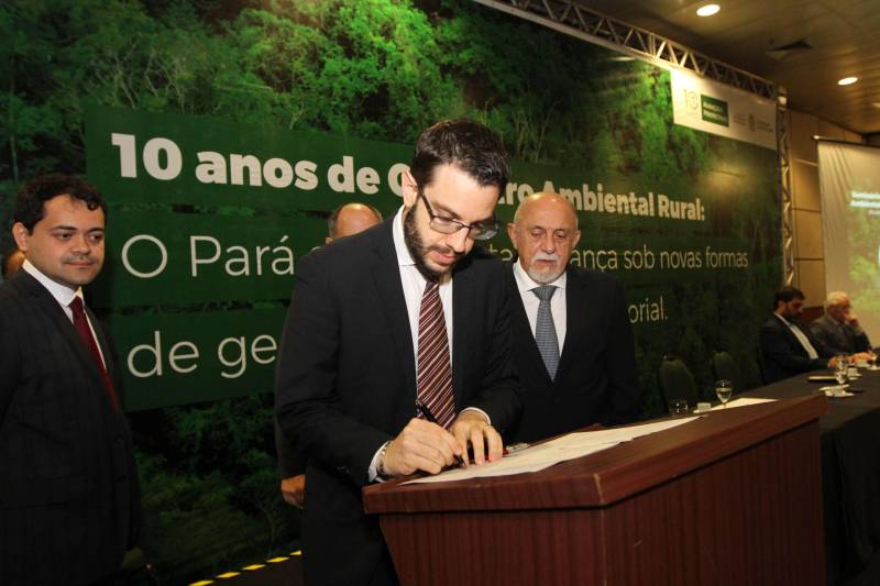 O governador Simão Jatene participou na manhã desta terça-feira, 27, da abertura do Seminário “Cadastro Ambiental Rural (CAR) 10 Anos: Avanços e Perspectivas”. Durante a abertura do seminário, que segue até esta quarta-feira, 28, foi assinado um Contrato de Contribuição Financeira entre o Banco alemão KFW e o Governo do Estado para execução do projeto “Fortalecimento do Monitoramento, da Fiscalização e do Licenciamento Ambiental para Prevenção e Controle de Desmatamento no Estado do Pará”; e um Acordo de Cooperação Técnica entre o Estado (representado pela Semas), e os Ministérios Público Estadual (MPE) e Federal (MPF), que permite o compartilhamento de espaço físico, dados, informações e produção de conhecimentos, usando tecnologias automatizadas disponíveis e produtos gerados pelo Centro Integrado de Monitoramento Ambiental (Cimam). Na foto, Zimon Tribee, representante do banco Alemão KFW

FOTO: CRISTINO MARTINS / AG. PARÁ
DATA: 27.11.2018
BELÉM - PARÁ <div class='credito_fotos'>Foto: Cristino Martins/Ag. Pará   |   <a href='/midias/2018/originais/28aa5a91-7c5b-49b1-a41d-8dac3be27b3c.jpg' download><i class='fa-solid fa-download'></i> Download</a></div>