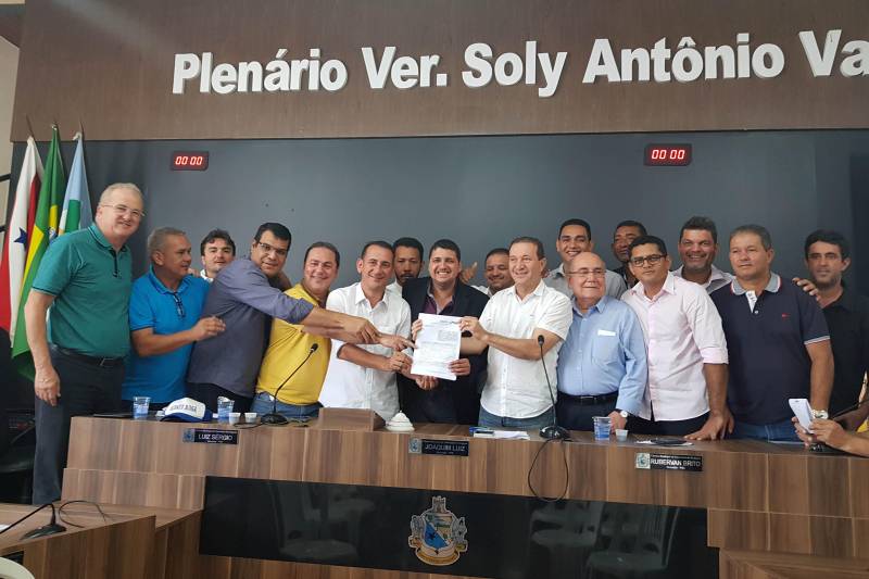 Neste domingo (20), o secretário regional de Governo do sudeste do Pará, Jorge Bittencourt, representando o governador do Estado, Simão Jatene, assinou convênio com a Prefeitura para a construção de uma nova câmara municipal de vereadores no município de Conceição do Araguaia. O investimento é de R$ 1.232.293,60, sendo R$ 332.293,60 de contrapartida do município.
FOTO: ASCOM CRGSP
DATA: 20.05.2018
CONCEIÇÃO DO ARAGUAIA - PARÁ <div class='credito_fotos'>Foto: ASCOM CRGSP | <a href='/midias/2018/originais/28b28935-b7d0-40ba-b386-d61b6cd24c27.jpg' download><i class='fa-solid fa-download'></i> Download</a></div>