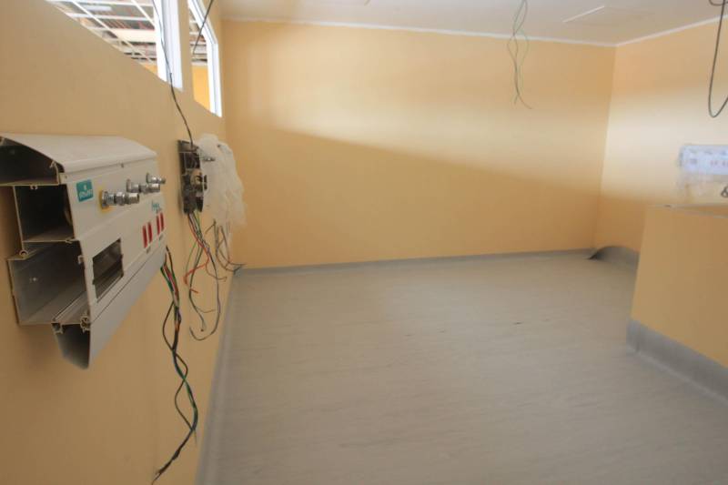 A região nordeste do Estado vai contar com mais uma opção em atendimento de saúde de alta complexidade em pouco tempo. O Governo do Estado está finalizando a execução dos serviços do moderno Hospital Regional Público dos Caetés (foto), no município de Capanema, que entra na fase final para repasse à Secretaria de Estado de Saúde Pública – Sespa, responsável pelo funcionamento da nova casa de saúde. A previsão da Secretaria de Obras para finalizar o projeto é até o final de 2018, somando investimentos de R$37 milhões - recursos do tesouro do estadual, sendo R$ 25 milhões para obras físicas e R$ 12 milhões para aquisição de equipamentos. Após a entrega do Hospital, não apenas a população de Capanema, mais de outros 17 municípios próximos passarão a contar com estrutura de atendimento médico com 60 leitos, sendo 10 de UTI adulto e outros 10 de UTI neonatal, além de consultórios, centro cirúrgico com três salas transfusional, laboratório e banco de leite, entre outros serviços médicos.
FOTO: SIDNEY OLIVEIRA / AG. PARÁ
DATA:17.10.2018
CAPANEMA - PARÁ
<div class='credito_fotos'>Foto: Sidney Oliveira/Ag. Pará | <a href='/midias/2018/originais/28b542c4-dbb5-4b4c-bb24-b77b14983545.jpg' download><i class='fa-solid fa-download'></i> Download</a></div>