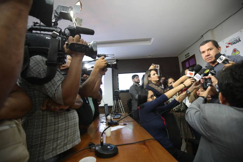Em reunião realizada na manhã desta segunda-feira (28), na sede da Secretaria de Segurança Pública e Defesa Social do Pará (Segup), órgãos da área de segurança do Estado e de serviços essenciais definiram estratégias de enfrentamento à crise provocada pela greve dos caminhoneiros. De acordo com o coronel André Cunha (foto), secretário adjunto de Gestão Operacional, que esteve pessoalmente reunido com caminhoneiros na tarde deste domingo (27), a categoria garantiu que insumos serão liberados para abastecer as necessidades básicas da população.

FOTO: RODOLFO OLIVEIRA / AG. PARÁ
DATA: 28.05.2018
BELÉM - PARÁ <div class='credito_fotos'>Foto: Rodolfo Oliveira/Ag. Pará   |   <a href='/midias/2018/originais/28b58fba-44d5-4a38-a384-639053252994.jpg' download><i class='fa-solid fa-download'></i> Download</a></div>