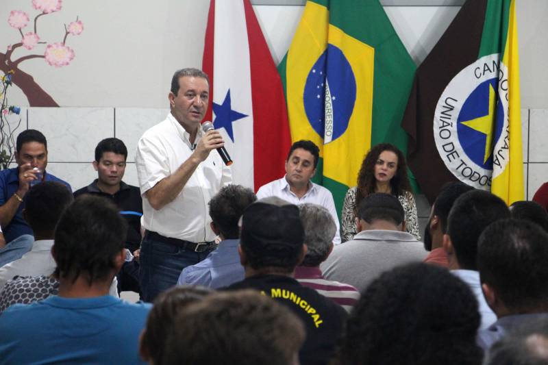 Em Canaã dos Carajás com a assinatura do convênio de Asfalto na Cidade, um aporte do Governo do Pará de R$6,5 milhões. A benfeitoria foi uma das demandas apresentadas pela prefeitura municipal na Secretaria de Municípios Sustentáveis e deve ser iniciada brevemente. Durante a cerimônia da assinatura do convênio, que contou com a presença do senador Flexa Ribeiro, o presidente da Assembeia Legislativa do Estado do Pará (Alepa), Márcio Miranda (foto).
FOTO: ANTONIO MACEDO / DIVULGAÇÃO
DATA: 11.05.2018
CANAÃ DOS CARAJÁS - PARÁ <div class='credito_fotos'>Foto: ANTONIO MACEDO / DIVULGAÇÃO | <a href='/midias/2018/originais/28b89808-1d4d-4793-b7f9-2cfbfa501405.jpg' download><i class='fa-solid fa-download'></i> Download</a></div>