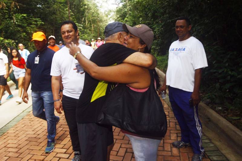 Uma reabertura feita a milhares de mãos. A fita inaugural colocada no inicio da trilha principal do Parque do Utinga foi rompida por mais de cinco mil pessoas ansiosas pelo inicio da caminhada, marcando o segundo dia da programação de reabertura do mais novo espaço paraense de lazer e interatividade com a natureza. Misturado aos populares, o governador Simão Jatene andou os quatro quilômetros que separam a entrada do parque ao seu ponto final, o Recanto da Volta.
FOTO: THIAGO GOMES / AG. PARÁ
DATA: 17.03.2018
BELÉM - PARÁ <div class='credito_fotos'>Foto: Thiago Gomes /Ag. Pará | <a href='/midias/2018/originais/28c339c4-42bf-448e-8e60-d509719ff97a.jpg' download><i class='fa-solid fa-download'></i> Download</a></div>