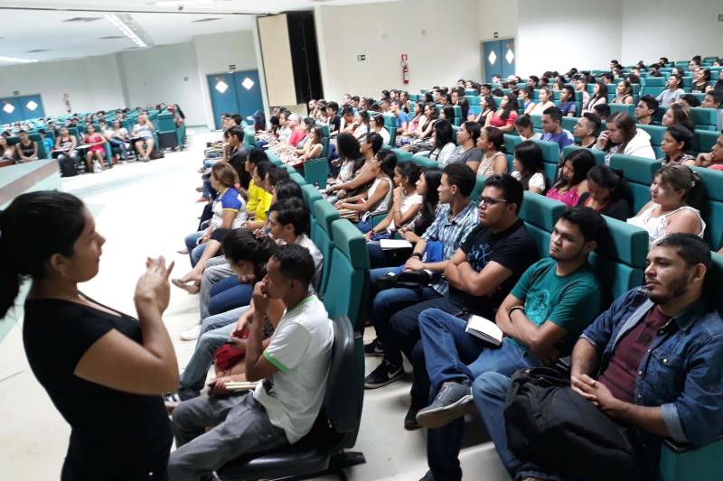 Estudantes surdos também participam das aulas. Esse é o caso de Carlos Antônio Abreu, 26 anos, atendido pela Unidade Especializada de Educação Especial (UEES), vinculada à Secretaria de Estado de Educação (Seduc), por meio da 5ª URE. Acompanhado da tradutora e intérprete da Língua Brasileira de Sinais, Jéssica Natália Paixão (e), servidora na Escola Onésima Pereira de Barros e UEES, ele consegue assimilar as explicações da equipe de professores. Para o estudante, que pretende cursar Informática ou Pedagogia, poder participar do aulão é uma oportunidade que vai ajudá-lo acessar à universidade.
FOTO: SAMUEL ALVARENGA / SECOM
DATA: 19.05.2018
SANTARÉM - PARÁ <div class='credito_fotos'>Foto: Samuel Alvarenga / Secom | <a href='/midias/2018/originais/28c8a097-0ed3-4fc2-a370-62ff2f8a9bb8.jpg' download><i class='fa-solid fa-download'></i> Download</a></div>