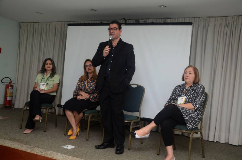 Dirigentes de instituições de ensino da rede pública participaram, nesta quinta-feira (5), do Fórum Extraordinário da União Nacional dos Dirigentes Municipais de Educação (UNDIME), em Belém. Na foto, o secretário adjunto de ensino, José Roberto da Silva.
FOTO: ELISEU DIAS / ASCOM SEDUC
DATA: 05.07.2018
BELÉM - PARÁ <div class='credito_fotos'>Foto: Eliseu Dias / Ascom Seduc | <a href='/midias/2018/originais/28d11afe-6c06-4011-958a-dbe9244db243.jpg' download><i class='fa-solid fa-download'></i> Download</a></div>
