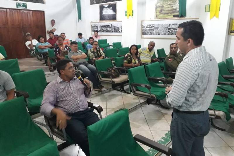 Instituições, entidades, iniciativa privada e a sociedade civil de Alenquer, município com 55.246 habitantes segundo estimativa do Instituto Brasileiro de Geografia e Estatística (IBGE), participaram na noite desta terça-feira (17) de reunião com a equipe do Centro de Governo do Baixo Amazonas, que apresentou a nova estrutura administrativa do Estado e o modelo de governança compartilhada, que garante maior autonomia e poder de decisão aos municípios da região e, também, conheceu as demandas da região.
FOTO: SAMUEL ALVARENGA / SECOM
DATA: 17.04.2018
ALENQUER - PARÁ <div class='credito_fotos'>Foto: Samuel Alvarenga / Secom | <a href='/midias/2018/originais/28d1d5c8-e717-479b-af44-444dbf398254.jpg' download><i class='fa-solid fa-download'></i> Download</a></div>