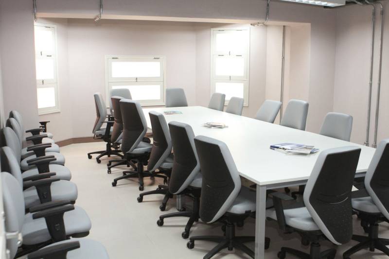 “Que esse espaço seja marcado pela neutralidade, não pela indiferença, mas por abrigar todas as diferenças”. Com essa frase, o governador Simão Jatene inaugurou nesta quinta-feira, 20, o Escritório (foto) Compartilhado da Agência das Nações Unidas (ONU) no Estado do Pará, o primeiro no Norte do País, o terceiro em território nacional. “Que as decisões tomadas aqui, a partir de Belém, de forma democrática, alcancem toda a cidade, ultrapassem os limites do estado e depois o mundo”, disse o governador. O Escritório Compartilhado da Agência das Nações Unidas (ONU) no Estado do Pará está abrigado em um prédio cedido pelo Governo do Estado, na Avenida Nazaré, no centro de Belém. Nele, funcionarão inicialmente os escritórios de representação do Programa das Nações Unidas para o Desenvolvimento (Pnud) e do Fundo das Nações Unidas para a Infância (Unicef).

FOTO: CRISTINO MARTINS / AG. PARÁ
DATA: 20.12.2018
BELÉM - PARÁ <div class='credito_fotos'>Foto: Cristino Martins/Ag. Pará   |   <a href='/midias/2018/originais/28d2b2fc-b83b-4ed8-8a7d-b59e52bb6ed5.jpg' download><i class='fa-solid fa-download'></i> Download</a></div>