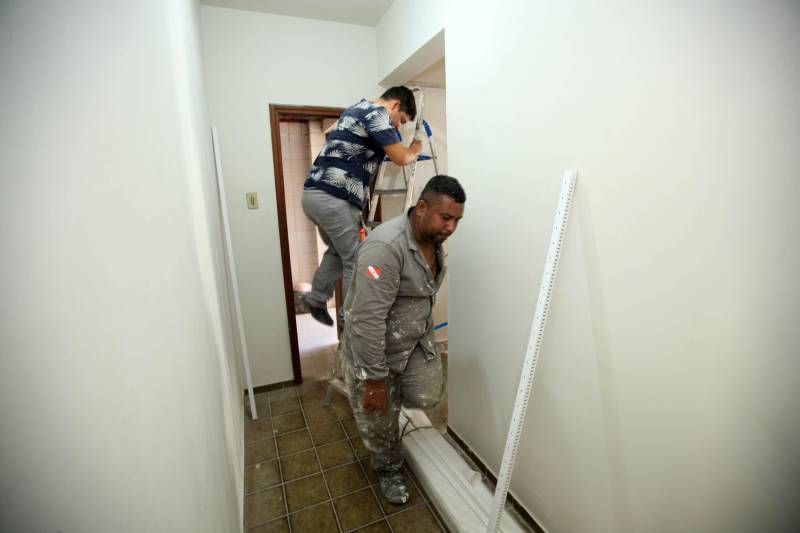 Mais do que um policial, um amigo. É assim que cerca de 1.700 moradores de oito bairros de Belém passaram a enxergar o policial militar. A mudança de paradigma acontece três anos depois da criação do projeto “Vizinhança em Alerta”. A iniciativa surgiu a partir de uma demanda apresentada ao 2º Batalhão da Polícia Militar pelos moradores da Cidade Velha, primeiro bairro atendido pelo programa. O prédio fica na rua Dr. Assis, ao lado da Igreja da Sé, e foi cedido por tempo indeterminado. O local está sendo reformado para melhor atender os militares.
FOTO: MÁCIO FERREIRA / AG. PARÁ
DATA: 15.03.2018
BELÉM - PARÁ <div class='credito_fotos'>Foto: MÁCIO FERREIRA/ AG. PARÁ | <a href='/midias/2018/originais/28ddc6c5-3c65-49d8-b041-648be1253f33.jpg' download><i class='fa-solid fa-download'></i> Download</a></div>