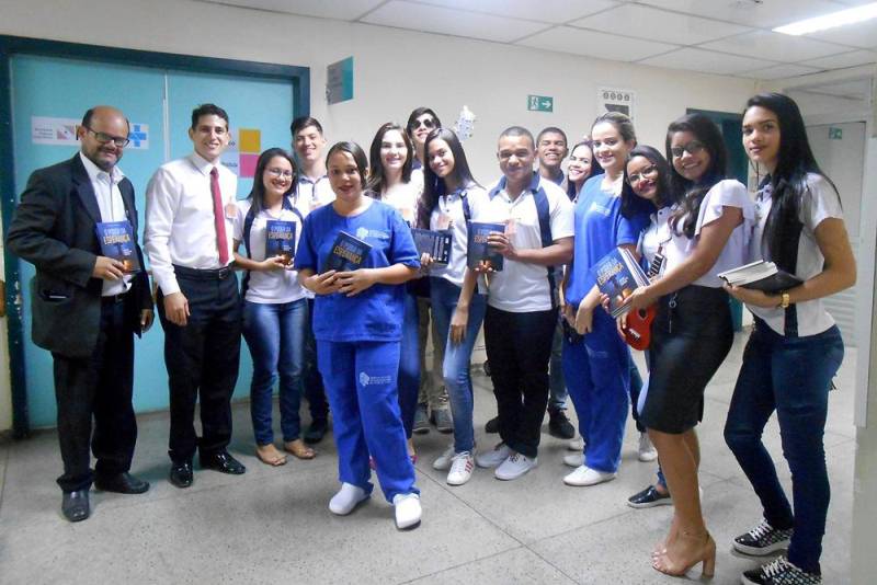 A biblioteca do Hospital Regional do Sudeste do Pará - Dr. Geraldo Veloso (HRSP), em Marabá (PA), aceita doação de livros. Neste mês, os voluntários do grupo 'Médicos da Alegria' arrecadaram vários títulos para compor o acervo da unidade. Depois de higienizado, o material é disponibilizado a pacientes durante o período da internação, contribuindo para amenizar a tensão natural do ambiente. Membros da Igreja Adventista também estiveram na unidade, em maio, entregando livros para usuários e colaboradores.

FOTO: ASCOM HRSP
DATA: 30.05.2018
MARABÁ - PARÁ <div class='credito_fotos'>Foto: ASCOM HRSP   |   <a href='/midias/2018/originais/28de180e-3309-40fa-9d58-86990e6dd29c.jpg' download><i class='fa-solid fa-download'></i> Download</a></div>