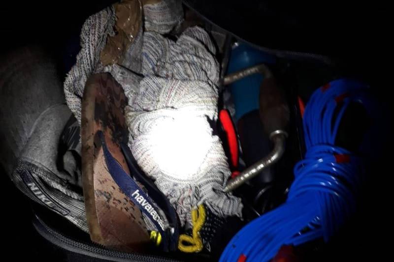 A Polícia Civil impediu o furto de valores em uma agência bancária, na madrugada deste domingo (27), com a prisão em flagrante de quatro homens, no distrito de Vila dos Cabanos, em Barcarena, nordeste paraense. Foi por volta de 1h30. Equipes de policiais civis da Superintendência Regional do Baixo Tocantins, Divisão de Repressão ao Crime Organizado (DRCO), do Grupo de Pronto-Emprego (GPE) e do Núcleo de Apoio à Investigação da região (NAI) já monitoravam o grupo e efetuaram a abordagem no momento em que os acusados já haviam feito um buraco na parede do banco. Na foto, ferramentas apreendidas.

FOTO: ASCOM POLÍCIA CIVIL
DATA: 27.05.2018
BARCARENA - PARÁ <div class='credito_fotos'>Foto: Ascom Polícia Civil   |   <a href='/midias/2018/originais/28e2acfb-77df-491a-873c-ef5c9fcb5824.jpg' download><i class='fa-solid fa-download'></i> Download</a></div>