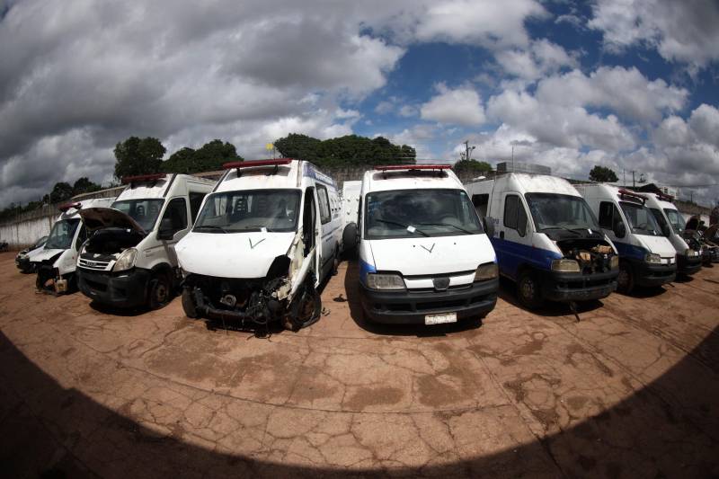 Todos os 24 lotes de veículos recuperáveis e sucatas pertencentes à frota do governo do Estado, que já não estavam mais em uso, foram negociados no leilão promovido, nesta quarta-feira, 18, pela Comissão de Leilão da Secretaria de Estado de Administração (Sead) e pela Vip Leilões, em Marituba, na região metropolitana de Belém. O leilão teve cerca de 600 acessos on-line e a presença de mais de 30 pessoas. Avaliados inicialmente em R$ 63.900,00, os lotes geraram um volume total de negócios preliminar no valor de R$ 189 mil, o que superou em aproximadamente 200% a estimativa inicial dos técnicos da Diretoria de Gestão do Patrimônio do Estado, organizadora do evento.
FOTO: THIAGO GOMES / AG. PARÁ
DATA: 18.04.2018
MARITUBA - PARÁ <div class='credito_fotos'>Foto: Thiago Gomes /Ag. Pará | <a href='/midias/2018/originais/28e2e3e7-1ffd-4788-a5da-93991ac66664.jpg' download><i class='fa-solid fa-download'></i> Download</a></div>