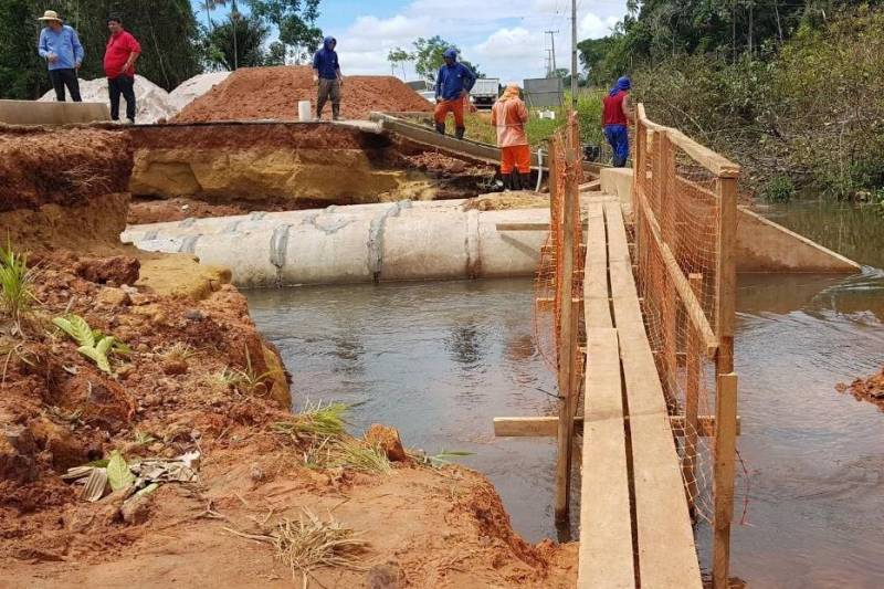 As chuvas começam a diminuir no interior do Estado e os trabalhos de manutenção das estradas paraenses continuam avançando. Serviços de pavimentação com CBUQ (concreto betuminoso usinado a quente) estão sendo realizados na rodovia PA-477 (foto), no trecho de 8 km entre São Geraldo do Araguaia e Piçarra.
FOTO: ASCOM SETRAN
DATA: 11.05.2018
SÃO GERALDO DO ARAGUAIA - PARÁ <div class='credito_fotos'>Foto: ASCOM SETRAN | <a href='/midias/2018/originais/28e5b033-ec84-4862-8b5b-0b619352a56f.jpg' download><i class='fa-solid fa-download'></i> Download</a></div>