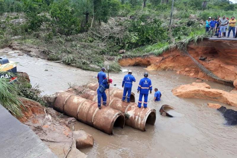 Cerca de 60 homens da Defesa Civil do Pará estão no município de Redenção, sul do estado, desde a última quarta-feira (28) Na noite de terça-feira, as fortes chuvas do período causaram o rompimento de três represas. Trezentas e cinquenta e oito famílias foram impactadas em dez bairros, 127 foram afetadas diretamente e 28 delas estão desalojadas. Um abrigo foi colocado à disposição pela prefeitura, mas as famílias desalojadas preferiram ficar em casas de parentes. Nenhuma vítima fatal ou acidentada foi registrada.

FOTO: DIVULGAÇÃO
DATA: 29.11.2018
REDENÇÃO-PARÁ <div class='credito_fotos'>Foto: Divulgação   |   <a href='/midias/2018/originais/28e94f27-2549-4511-a20b-789423ca116a.jpg' download><i class='fa-solid fa-download'></i> Download</a></div>