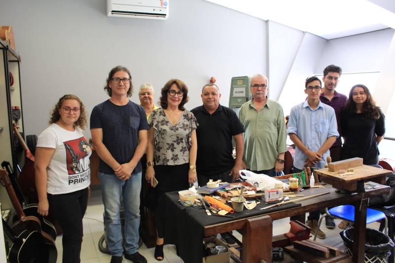 A Fundação Carlos Gomes (FCG) finalizou nesta sexta-feira, 9, a 1° Oficina de Luteria com o luthier brasileiro Orlando Motta, da Fundação Nacional de Artes (Funarte). A oficina recebeu alunos do Instituto Estadual Carlos Gomes (IECG) no novo espaço construído para abrigar a luteria, que funciona no anexo do prédio da FCG. O luthier Orlando Motta, da Funarte, destacou a importância da oficina para músicos que se interessam pela luteria. “É muito importante que tenham oficinas de luteria para músicos e curiosos pela luteria, pois é através dessas oficinas que descobrimos novos possíveis luthiers. É de suma importância que a gente descubra novos luthiers porque são eles que vão continuar fazendo essa arte”.
FOTO: OTÁVIO MARCOS / ASCOM FCG
DATA: 09.11.2018
BELÉM - PARÁ <div class='credito_fotos'>Foto: OTÁVIO MARCOS / ASCOM FCG | <a href='/midias/2018/originais/28eb5e39-efe2-48ac-84cf-69b698b1fdd5.jpg' download><i class='fa-solid fa-download'></i> Download</a></div>