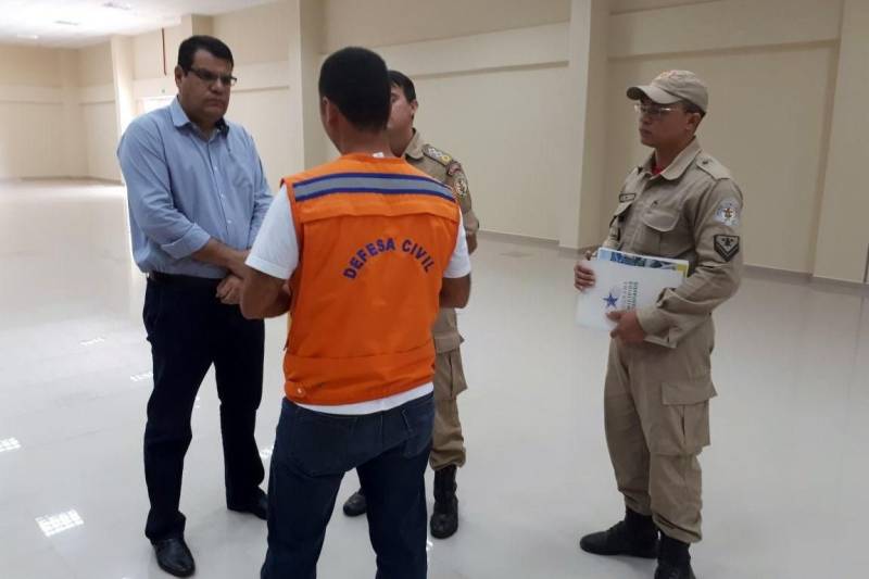 Nesta sexta-feira, 23, uma equipe da Defesa Civil do Pará se deslocou de Marabá rumo ao município de Itupiranga, na região sudeste do estado. Por conta do período chuvoso, 15 pontes da cidade apresentaram sérios problemas. Além disso, 300 pessoas estão desalojadas e 100 desabrigadas. Para auxiliar no atendimento dessas famílias, a Defesa Civil de Itupiranga solicitou ajuda da Coordenadoria Estadual de Defesa Civil. O subcomandante do 5º Grupamento Bombeiro Militar, Major Paulo César Vaz, ressaltou que esta é a segunda avaliação feita no município. “Enviamos a mesma equipe que esteve em Itupiranga, no dia 16 de fevereiro, para uma nova avaliação e dar o suporte necessário à Defesa Civil municipal no sentido de preencher o sistema S2iD (Sistema Integrado de Informações sobre Desastres do Governo Federal), o que vai subsidiar a prefeitura para decretar situação de emergência no município, e assim, consiga atender as demandas emergenciais”, explicou.
FOTO: ASCOM / DEFESA CIVIL
DATA: 23.02.2018
ITUPIRANGA - PARÁ <div class='credito_fotos'>Foto: ASCOM / DEFESA CIVIL | <a href='/midias/2018/originais/28eeec82-fd3f-46f4-87ed-63562e580d0b.jpg' download><i class='fa-solid fa-download'></i> Download</a></div>