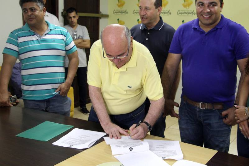 O aniversário do município de Curionópolis, nesta quinta-feira, 10 de maio, foi comemorado com shows, inaugurações e assinatura de convênio com o Governo do Pará para a implantação da iluminação do trecho urbano da PA-257. Participaram da cerimônia de assinatura do convênio o senador Flexa Ribeiro (foto); o presidente da Assembleia Legislativa do Estado do Pará (Alepa), Márcio Miranda; o secretário Regional de Governo do Sudeste do Pará, Jorge Bittencourt; e o deputado estadual Eliel Faustino. Todos foram homenageados com uma placa comemorativa pelos 30 anos da cidade.
FOTO: ANTONIO MACEDO / DIVULGAÇÃO
DATA: 10.05.2018
CURIONÓPOLIS - PARÁ <div class='credito_fotos'>Foto: ANTONIO MACEDO / DIVULGAÇÃO | <a href='/midias/2018/originais/28f06614-87f4-4ad8-9d4f-7955733be83a.jpg' download><i class='fa-solid fa-download'></i> Download</a></div>
