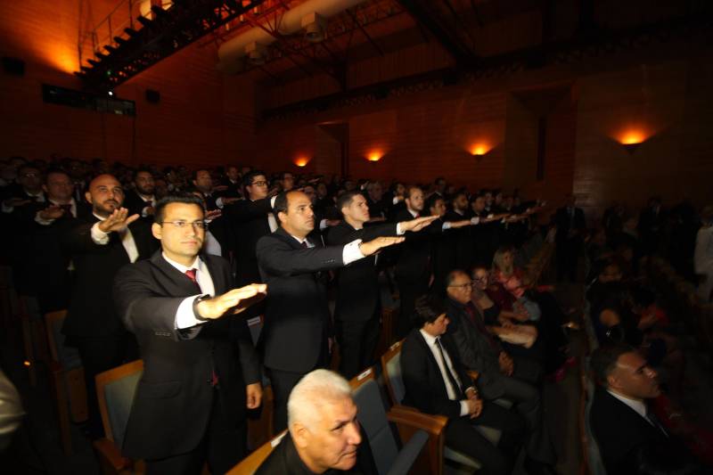O Pará vai voltar a ter um delegado de polícia para cada município. A posse de 149 novos delegados da Polícia Civil, que aconteceu nesta segunda-feira (26) no Teatro Maria Sylvia Nunes, na Estação das Docas, vai garantir, com sobras, a cobertura completa dos 144 municípios do estado. Aprovados em concurso público, os novos delegados concluíram o curso de Formação da Polícia Civil do Pará no dia 15 deste mês. O curso foi o primeiro do Brasil a incluir sete disciplinas inéditas: Oratória, Atuação Policial frente aos Grupos Vulneráveis, Relacionamento com a Imprensa e Mídias Sociais, Abordagem Psicopatológica do Crime e da Violência, Investigação Financeira no Enfrentamento ao Crime de Lavagem de dinheiro, Noções Básicas de Enfrentamento às Fraudes Veiculares e Linguagem Brasileira de Sinais. O concurso aprovou ainda 300 investigadores, 180 escrivães e 20 papiloscopistas. Os novos policiais civis passaram por quatro meses de formação técnica e profissional na Acadepol. Com a nomeação, o próximo passo será a lotação dos novos servidores públicos nas unidades de Polícia Civil do estado, quando eles saberão em qual região do Pará trabalharão inicialmente.
FOTO: SYDNEY OLIVEIRA / AG. PARÁ
DATA: 26.02.2018
BELÉM - PARÁ <div class='credito_fotos'>Foto: Sidney Oliveira/Ag. Pará | <a href='/midias/2018/originais/28f581c6-d9ec-4661-8de2-13c985287764.jpg' download><i class='fa-solid fa-download'></i> Download</a></div>