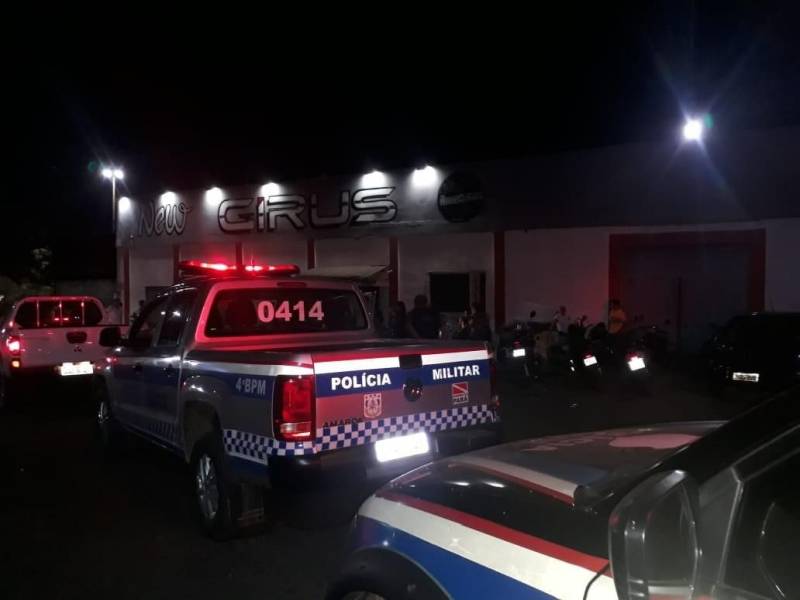 As Polícias Civil e Militar fiscalizaram (foto) dez estabelecimentos de diversões públicas, como bares e casas noturnas, e fecharam dois locais em situação irregular, na madrugada de sábado, 7, durante operação integrada realizada em Marabá, sudeste paraense. A ação policial contou com apoio de fiscais da Secretaria Municipal de Meio-Ambiente (Sema) do município. O objetivo foi verificar a existência de estabelecimentos funcionando sem alvará de licença e em situação de poluição sonora, entre outras irregularidades. Iniciada por volta de 23 horas da sexta-feira, dia 6, a operação policial se estendeu durante a madrugada até por volta de 3 horas da manhã. Ao todo, quatro bairros de Marabá foram alvos da ação policial: São Félix, Nova Marabá, Cidade Nova e Velha Marabá. Estiveram em atividade na operação nove agentes públicos - quatro policiais militares; dois policiais civis e três fiscais da Sema de Marabá.
FOTO: ASCOM / POLÍCIA CIVIL
DATA: 07.07.2018
MARABÁ - PARÁ <div class='credito_fotos'>Foto: Ascom / Polícia Civil | <a href='/midias/2018/originais/28face65-d2ac-4dc1-9de2-17d85a0c2986.jpg' download><i class='fa-solid fa-download'></i> Download</a></div>