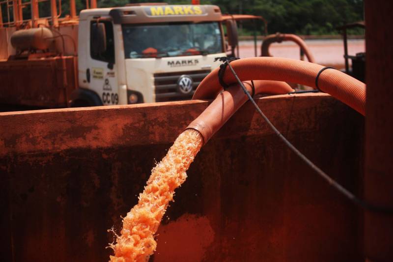 Iniciou neste sábado, 24, o prazo que o Governo do Estado deu para que a empresa de alumínio Hydro Alunorte adote procedimentos e mecanismos seguros ambientalmente, a fim de que as bacias de resíduos da empresa baixem os níveis em pelo menos um metro – o que é definido tecnicamente como padrão de segurança com comprovação permanente da redução e manutenção dos níveis. Uma equipe de fiscalização da Secretaria de Estado de Meio Ambiente e Sustentabilidade (Semas) está no município para fazer o monitoramento dos níveis das bacias do sistema de tratamento dos rejeitos da Bauxita. "Vamos montar equipes para, de duas em duas horas, avaliar o nível das bacias. Em caso de chuva o monitoramento será feito de uma em uma hora", explicou Rejiane Santos, geóloga da Diretoria de Licenciamento Ambiental da Semas.
FOTO: IGOR BRANDÃO / AG PARÁ
DATA: 24.02.2018
BELÉM - PARÁ <div class='credito_fotos'>Foto: IGOR BRANDÃO / AG. PARÁ | <a href='/midias/2018/originais/28feb792-dfe7-43c3-bb84-64ae1431ab3a.jpg' download><i class='fa-solid fa-download'></i> Download</a></div>