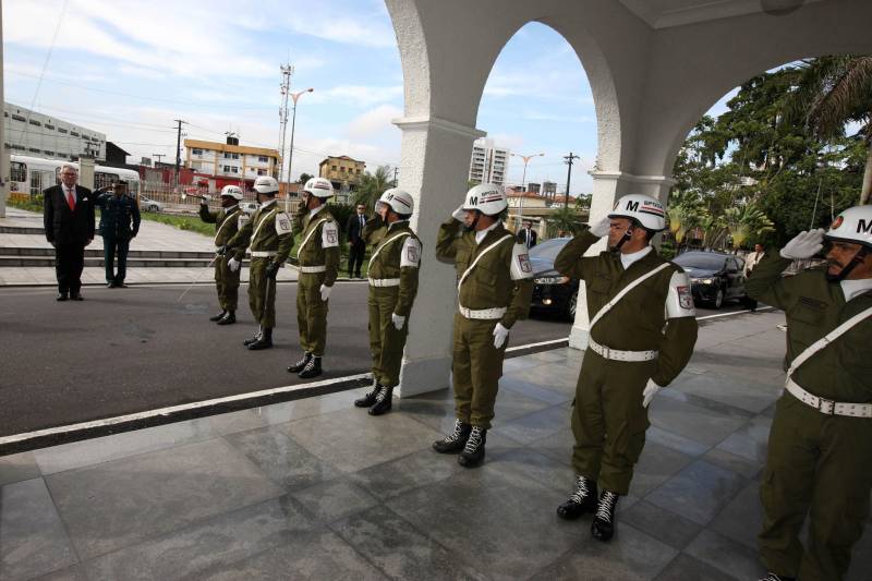 O Pará recebeu, pela segunda vez em menos de um mês, a visita de um representante internacional interessado em investir no estado. Após a visita do embaixador da Hungria, no dia 12 deste mês, foi a vez do embaixador da Bélgica, Dirck Loncke, ser recebido nesta terça-feira, 24, pelo governador Simão Jatene no Palácio dos Despachos.
FOTO: ANTONIO SILVA / AG. PARÁ
DATA: 24.04.2018
BELÉM - PARÁ <div class='credito_fotos'>Foto: Antônio Silva/Ag. Pará | <a href='/midias/2018/originais/29027544-05f8-4290-84bb-b432b57ceed3.jpg' download><i class='fa-solid fa-download'></i> Download</a></div>
