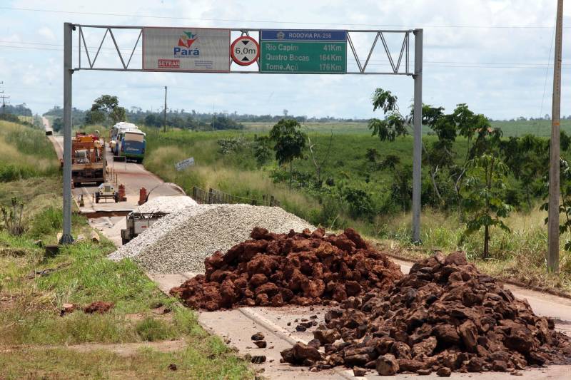 Serão retomados, nesta segunda-feira (16), os trabalhos de recuperação de um trecho de 15 metros da PA-256, localizado próximo a entrada do município de Paragominas. Equipes da Secretaria de Estado de Transportes (Setran) que já trabalhavam no local, receberam hoje todo o material necessário para dar continuidade a obra.
FOTO: SIDNEY OLIVEIRA / AG. PARÁ
DATA: 15.04.2018
PARAGOMINAS - PARÁ <div class='credito_fotos'>Foto: Sidney Oliveira/Ag. Pará | <a href='/midias/2018/originais/290e2413-c56f-4f5b-8619-048e92db10dd.jpg' download><i class='fa-solid fa-download'></i> Download</a></div>