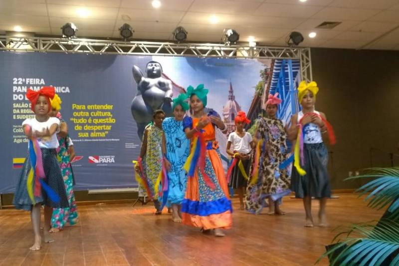 Foi grande a movimentação no segundo dia do primeiro Salão do Livro de Carajás, neste sábado, 28. A programação começou com apresentação cultural de escolas de 17 comunidades da zona rural de Marabá. Cerca de 360 estudantes do campo puderam mostrar projetos pedagógicos. Após a roda de conversa, o público pôde conferir hinos instrumentais com a Banda Doxologia e o show com ritmos colombianos “Salsa com Jambu”, de Bruno Benitez e Banda Mundo Mambo.
FOTO: ASCOM CRGSP
DATA: 28.04.2018
MARABÁ - PARÁ <div class='credito_fotos'>Foto: ASCOM CRGSP | <a href='/midias/2018/originais/29108f65-cf1e-4c29-8231-fc902895f049.jpg' download><i class='fa-solid fa-download'></i> Download</a></div>
