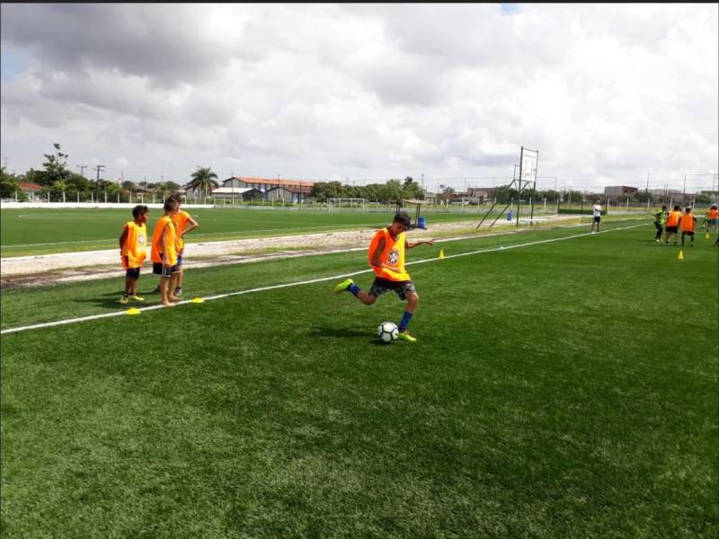 Na manhã de hoje (16) aproximadamente 150 meninos e meninas, com idades entre 9 a 13 anos, participaram do CBF Social, festival de futebol realizado pela Confederação Brasileira de Futebol e que este ano está na terceira edição em Belém. Dentre eles, 40 alunos do Pro Paz nos bairros (foto), polo Mangueirão participaram junto a outras crianças do Festival realizado no Centro Esportivo da Juventude (Ceju). “É sempre muito gratificante retornar à Belém, principalmente agora na final da Copa Verde. Estamos promovendo o Festival CBF Social, para que as crianças aprendam sobre valores, responsabilidade social e outras questões importantes, como a sustentabilidade, reciclagem e preservação ambiental. Deixamos um legado de conhecimento para elas, além, é claro dos materiais utilizados nas atividades. Só tenho agradecer a Fundação Pro Paz e ao Governo do Estado”, finalizou o gerente de desenvolvimento técnico, responsabilidade social e sustentabilidade da CBF, Diogo Netto. Com o objetivo de trabalhar temáticas sociais aliadas ao esporte, os alunos receberam ensinamentos sobre coletividade, respeito ao próximo e ao meio ambiente com a prática do futebol. As atividades relacionam as temáticas e fazem com que as crianças aprendam, brincando.
FOTO: EMANUELE CORRÊA / ASCOM PRO PAZ
DATA: 16.05.2018
BELÉM - PARÁ <div class='credito_fotos'>Foto: EMANUELE CORRÊA / ASCOM PRO PAZ | <a href='/midias/2018/originais/2914c0da-9956-463c-8472-65fff26b806b.jpg' download><i class='fa-solid fa-download'></i> Download</a></div>