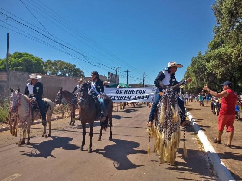 O Pará apresenta as potencialidades do seu rebanho, a partir desse mês, com as aberturas de feiras e exposições agropecuárias, que movimentam produtores rurais de todo o país, em busca de inovações no agronegócio e trocas de experiências. A maior feira do segmento do agronegócio, a 23ª Expo Carajás (foto), abriu as portas no dia 3, com uma cavalgada pelas ruas da cidade de Redenção, sul do estado, com a participação de 1.200 cavaleiros e amazonas. A expectativa de público é de 200 mil pessoas até o encerramento, neste sábado (9). A 23ª Expo Carajás ficou apenas dois anos sem ser realizada, mas retomou em 2017, ganhando força na edição de 2018, de acordo com Valteir Rezende, presidente da entidade organizadora do evento, o Sindicato Rural de Redenção, Bannach, Cumaru do Norte e Pau D’Arco (SRR). “Apesar da crise que estamos vivendo, há uma grande motivação no setor, principalmente dos patrocinadores, por se tratar de um evento muito importante para a economia do Pará, que atrai empresários de outros estados e muitas oportunidades de negócios para a região”, pontuou.
FOTO: ASCOM / PREFEITURA DE CARAJÁS
DATA: 08.06.2018
CARAJÁS - PARÁ <div class='credito_fotos'>Foto: ASCOM / PREFEITURA DE CARAJÁS | <a href='/midias/2018/originais/2919bfda-56de-4e5b-84b4-8e483a2cbb4b.jpg' download><i class='fa-solid fa-download'></i> Download</a></div>